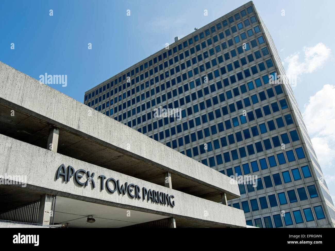 Façade de la tour de l'apex, un parking de stationnement desservant l'immeuble de bureaux de la tour de l'apex à New Malden, Surrey, Angleterre Banque D'Images