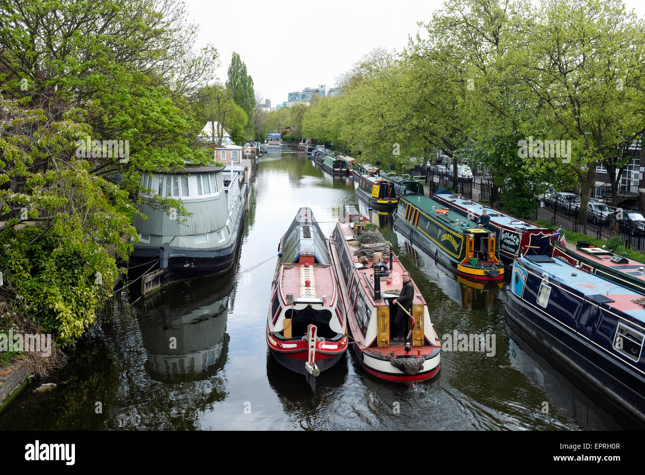 Regent's Canal à travers la petite Venise à Maida Vale, à Londres, en Angleterre. Banque D'Images