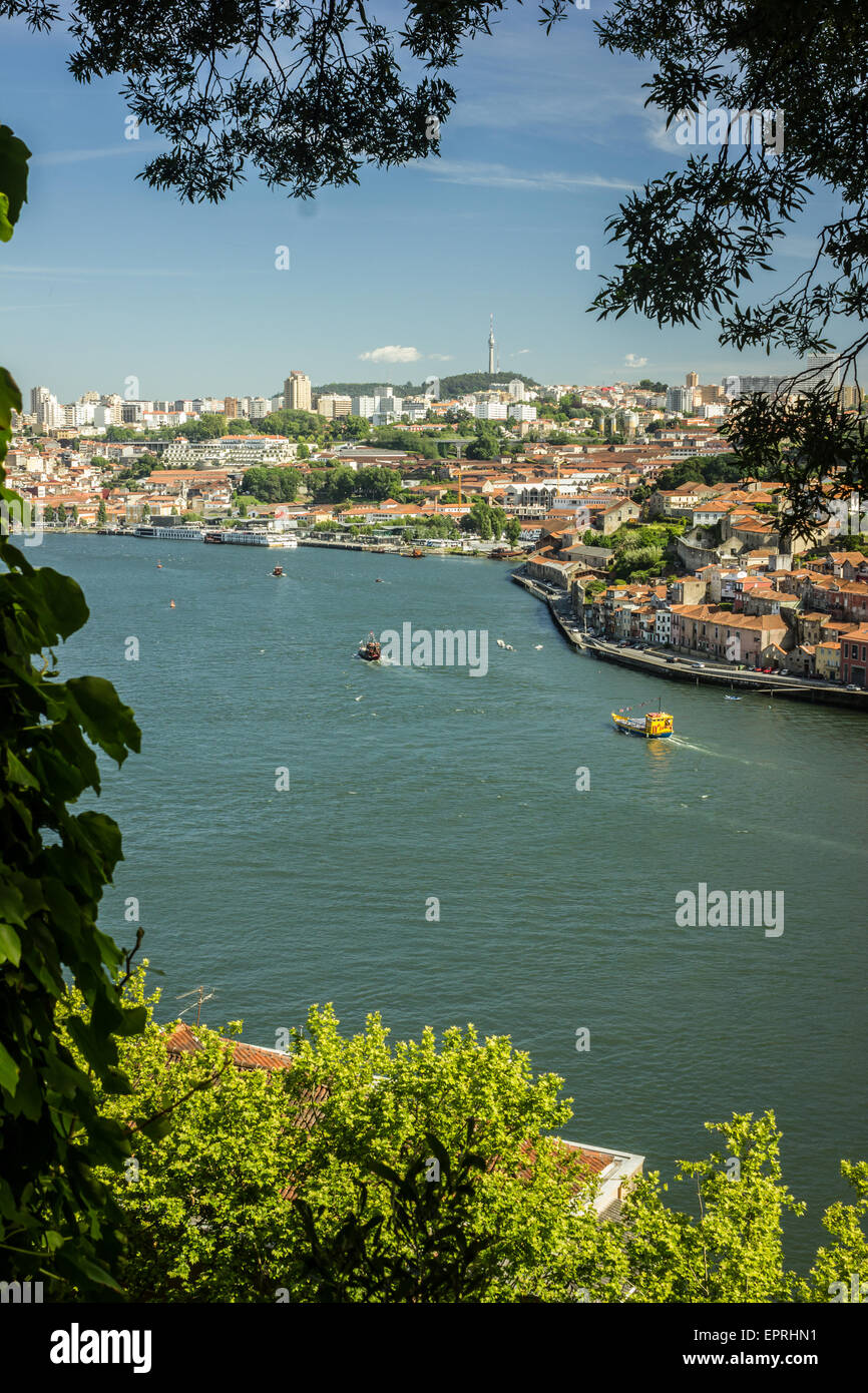 Des bateaux naviguant dans la rivière Douro, près de la rive, Gaia Porto. Banque D'Images