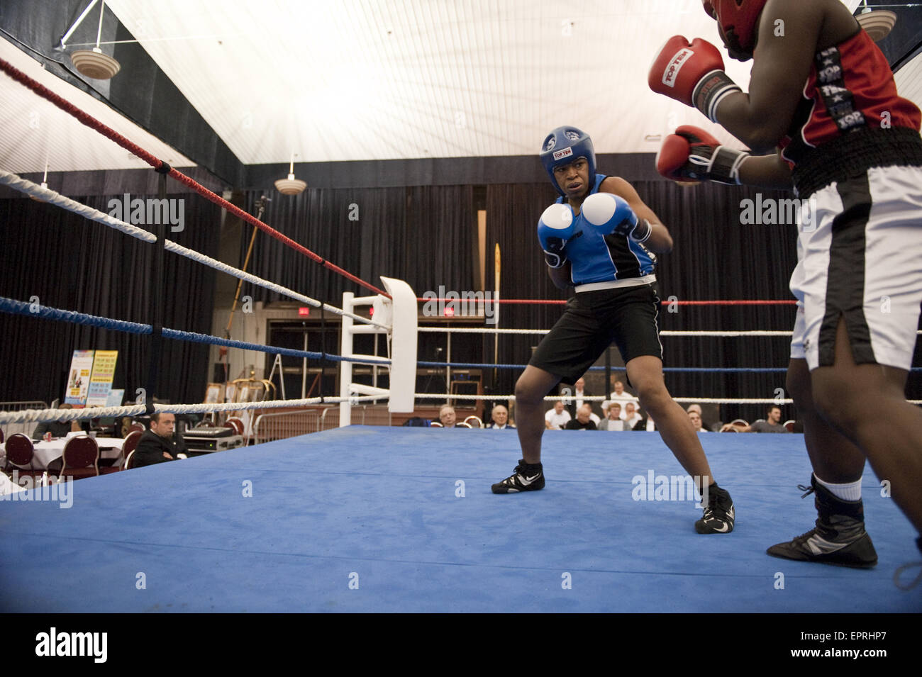 Boxer regarde son adversaire au cours d'une demi-finale au championnat canadien de boxe amateur dans la région de Saint-Hyacinthe, Québec. Banque D'Images