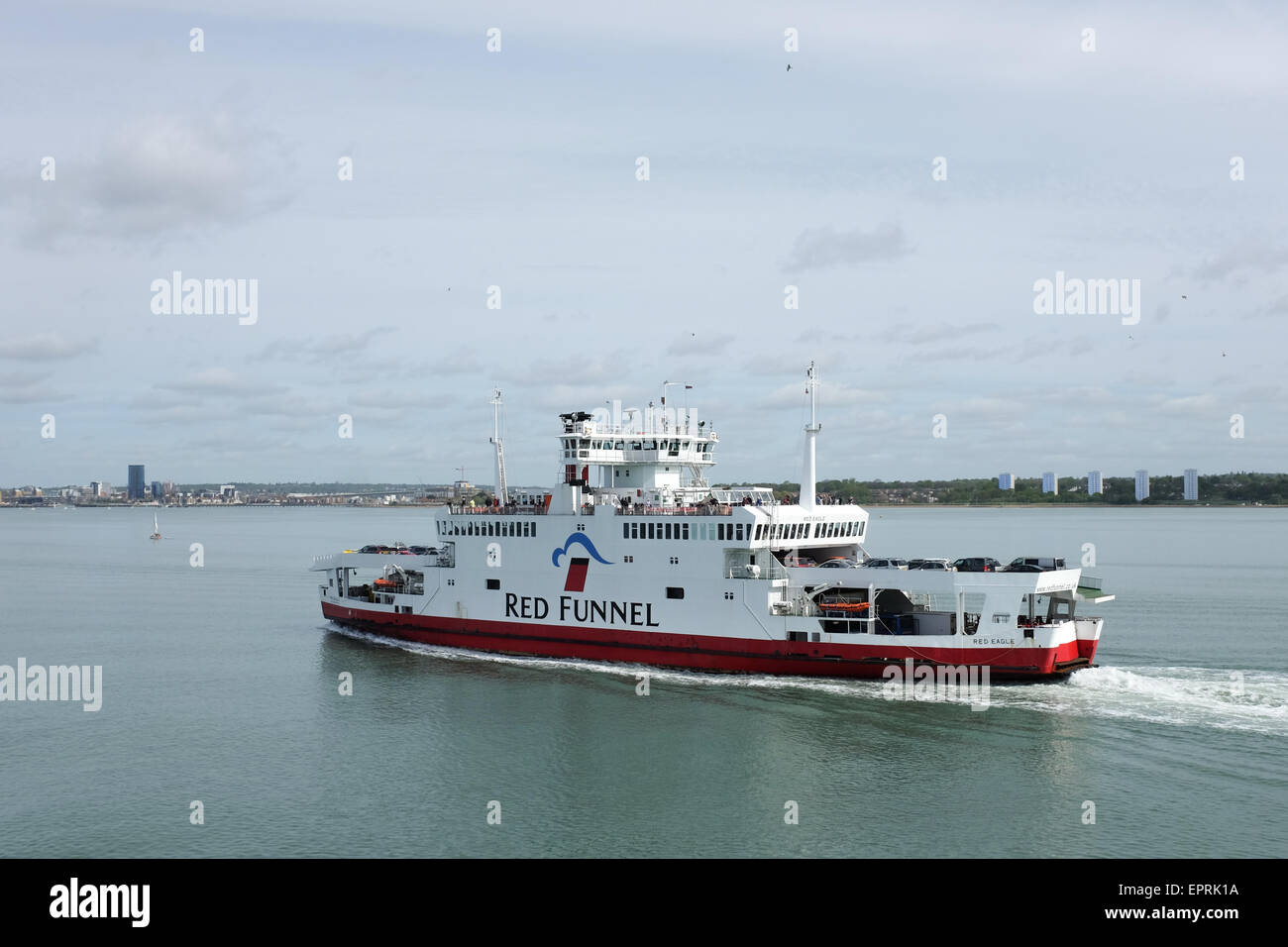 Un ferry Red Funnel qui navigue entre Southampton et Cowes sur l'île de Wight, au Royaume-Uni. Banque D'Images