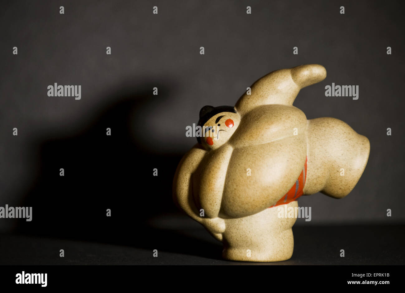 Un lutteur de sumo du prince pose pour un portrait dans la région de Lake Tahoe, Nevada. Banque D'Images Un lutteur de sumo du prince pose pour un portrait dans la région de Lake Tahoe, Nevada. Banque D'Images