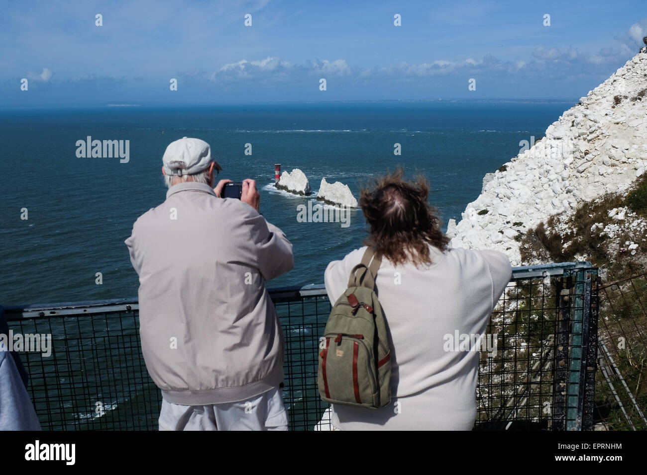 Les touristes de prendre des photos des aiguilles sur l'île de Wight, Angleterre. Banque D'Images