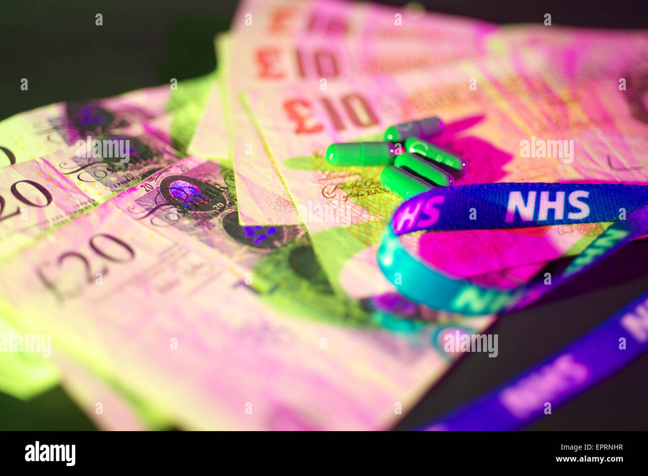 NHS et drogues assis sur l'anglais monnaie sterling Banque D'Images