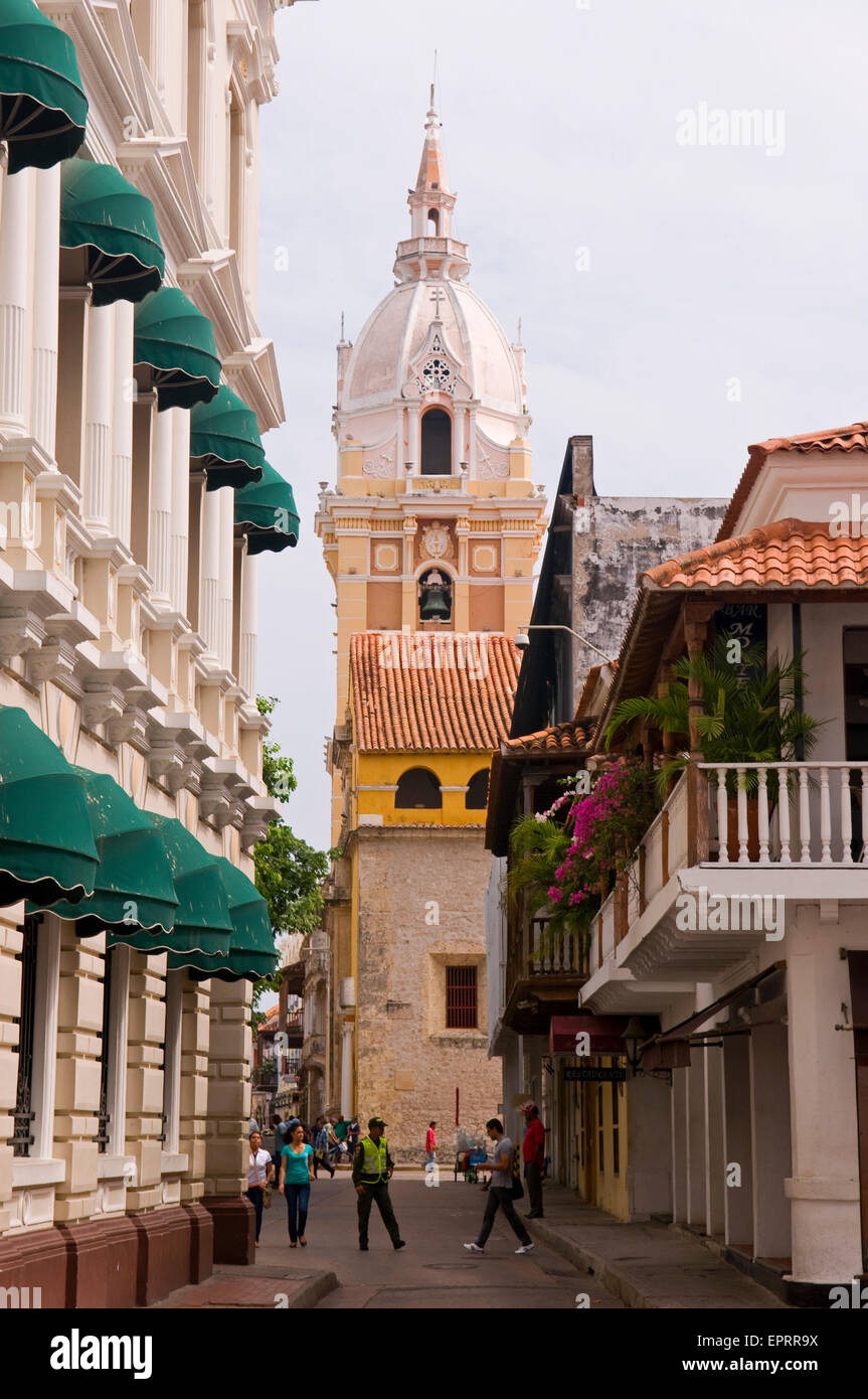Catedral (cathédrale) de Cartagena de Carthagène, l'Amérique du Sud vue le long d'une rue étroite Banque D'Images