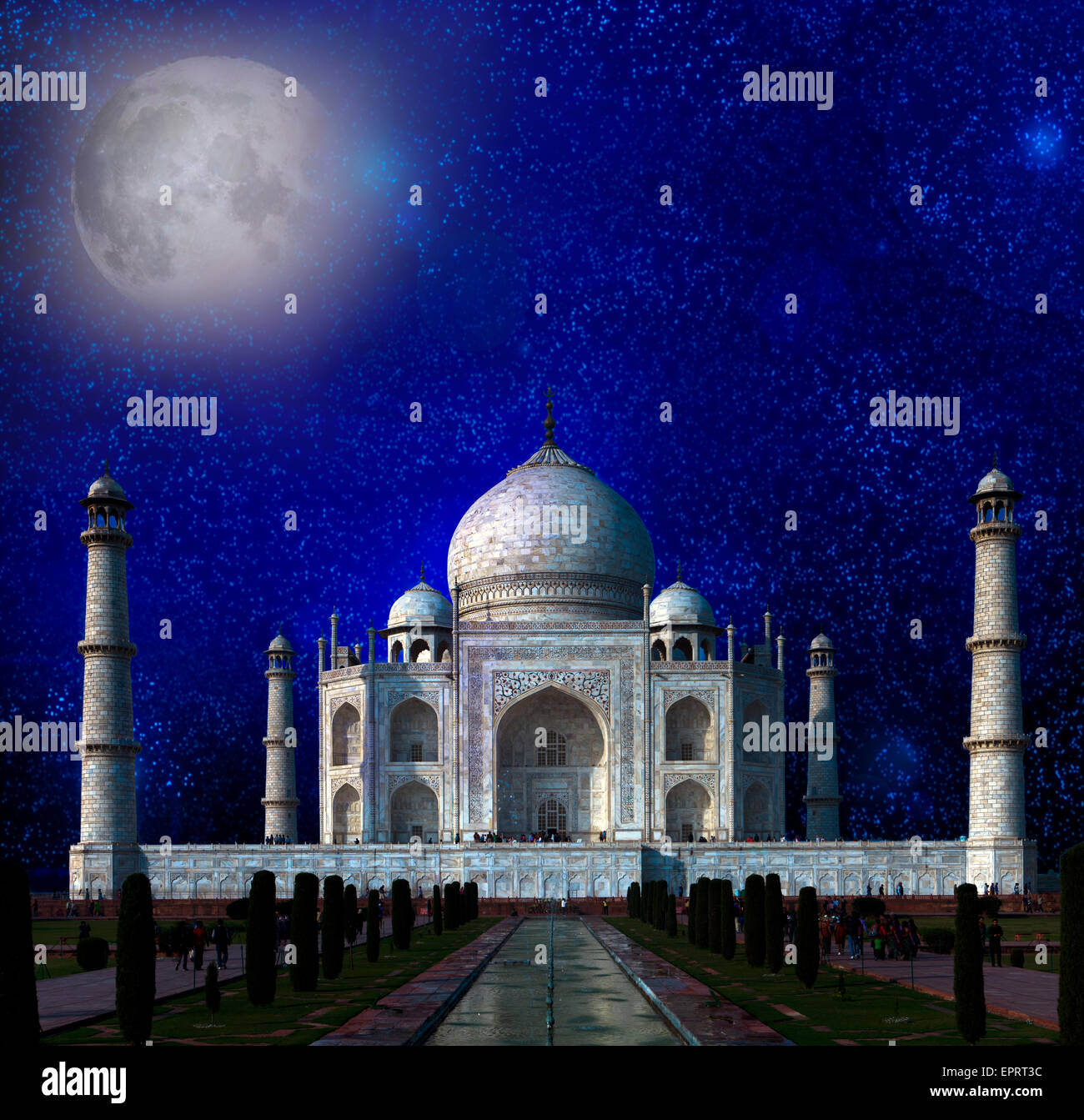 Taj Mahal par la lumière de la pleine lune à Agra, Uttar Pradesh, Inde. Éléments de cette image fournie par la NASA. Banque D'Images