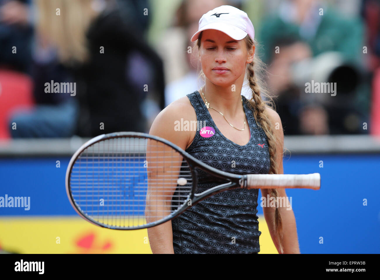 Nuremberg, Allemagne. 21 mai, 2015. Yulia Putintseva du Kazakhstan réagit après avoir été défait par Karin Knapp de l'Italie au cours de la WTA Tennis Tournament match quart de finale à Nuremberg, Allemagne, 21 mai 2015. Photo : DANIEL KARMANN/dpa/Alamy Live News Banque D'Images