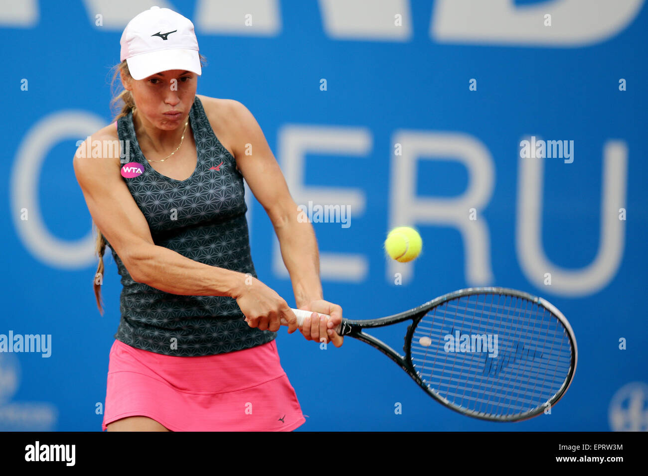 Nuremberg, Allemagne. 21 mai, 2015. Yulia Putintseva du Kazakhstan en action au cours de la 1/4 de finale du tournoi de tennis WTA match contre Karin Knapp de l'Italie à Nuremberg, Allemagne, 21 mai 2015. Photo : DANIEL KARMANN/dpa/Alamy Live News Banque D'Images