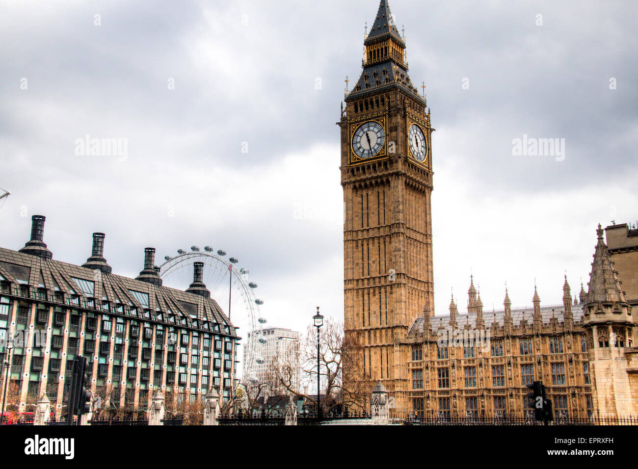 Tour de Big Ben avec le London Eye en arrière-plan à Londres, Royaume-Uni Banque D'Images