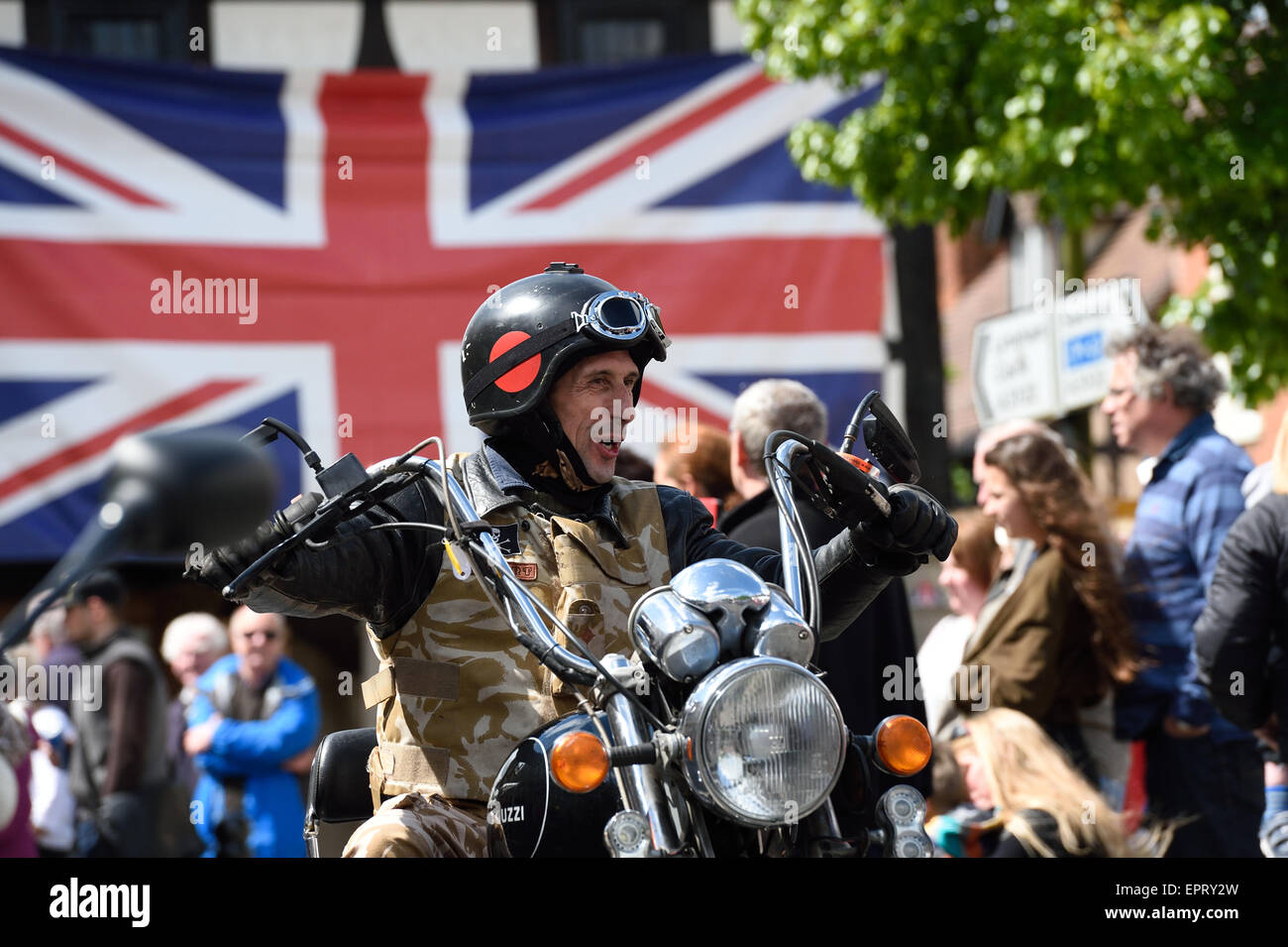 De la moto à travers Royal Wootton Bassett dans le cadre de la balade de l'égard 2015 Banque D'Images