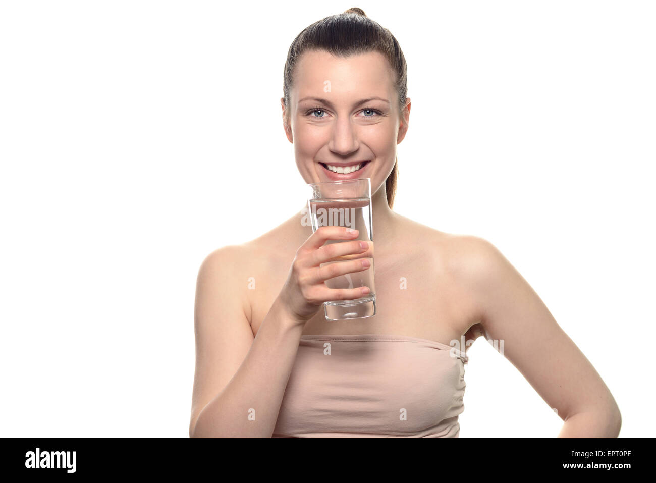 Jolie Jeune femme portant Tops Tube, tenant un verre d'une eau potable en souriant à la caméra, isolated on white Banque D'Images