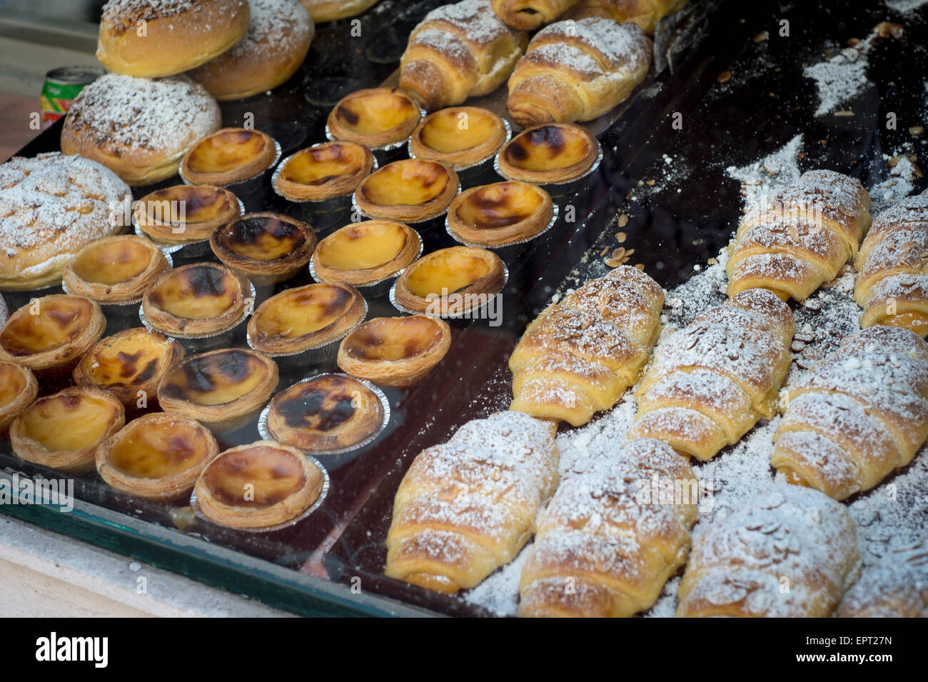 Pastel de Nata est exposé dans une vitrine dans le Bairro Alto à Lisbonne Banque D'Images