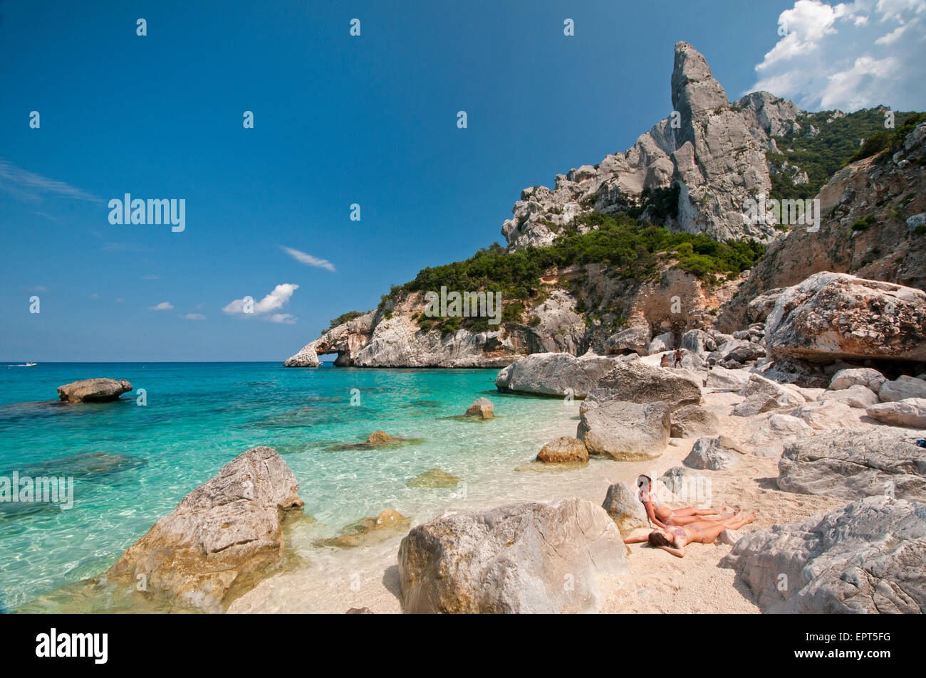 Baunei,Sardaigne,Italie,7/2013.Cala Goloritze beach,sa côte,montagnes et archs,une des plus belles de la Méditerranée Banque D'Images