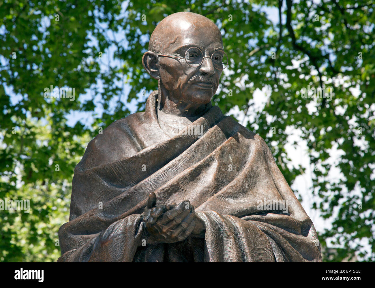 Statue du Mahatma Gandhi par sculpteur britannique Philip Jackson en place du Parlement, Londres Banque D'Images