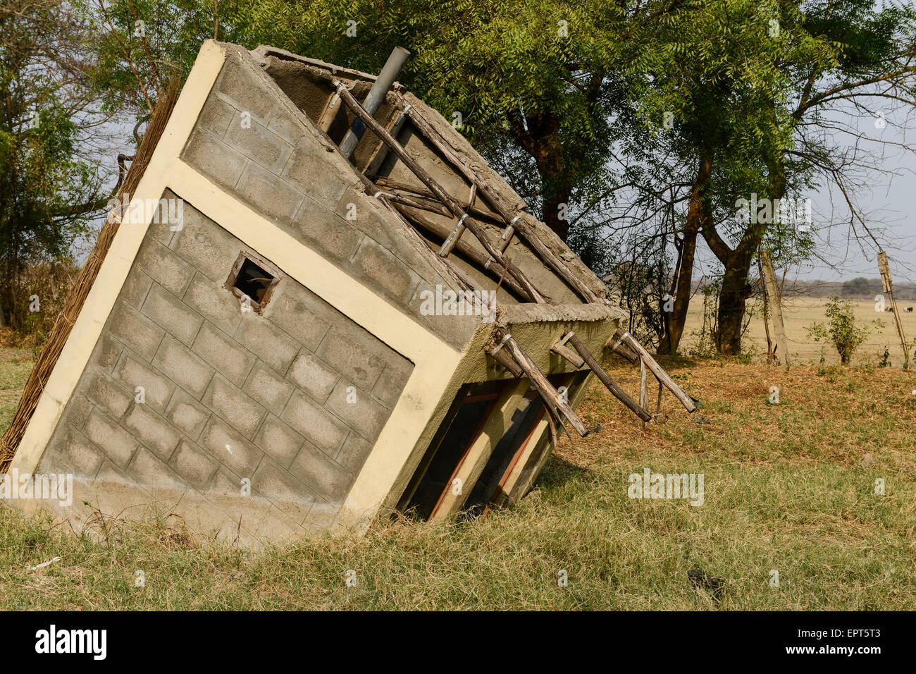 Gambela ETHIOPIE, endommagé toilettes chambre après une inondation Banque D'Images