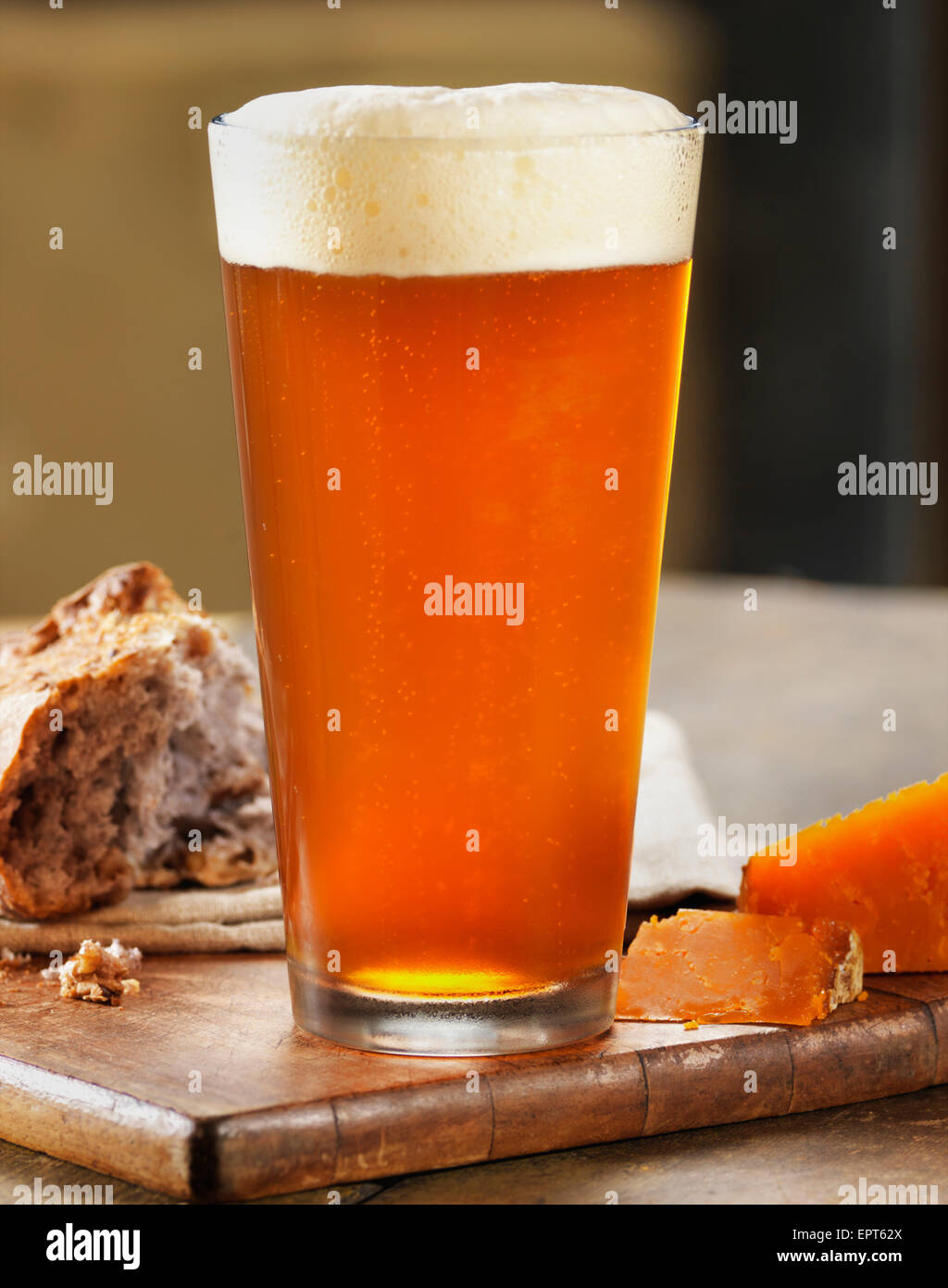 Verre de bière avec du pain et du fromage sur le Breadboard, Studio Shot Banque D'Images