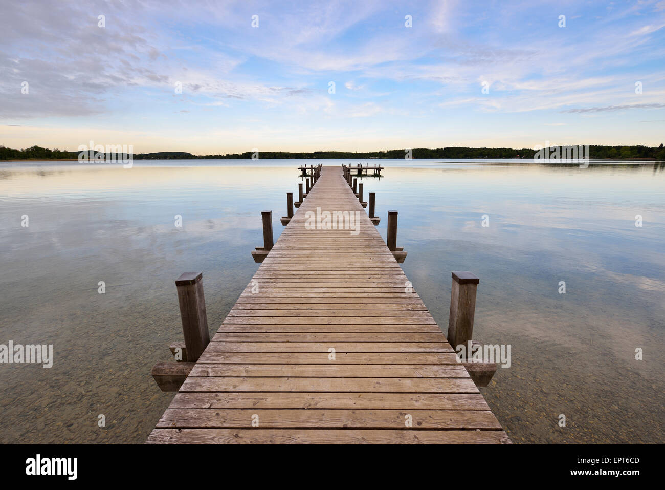 Jetée en bois au coucher du soleil, le lac Woerthsee, Fuenfseenland, Haute-Bavière, Bavière, Allemagne Banque D'Images