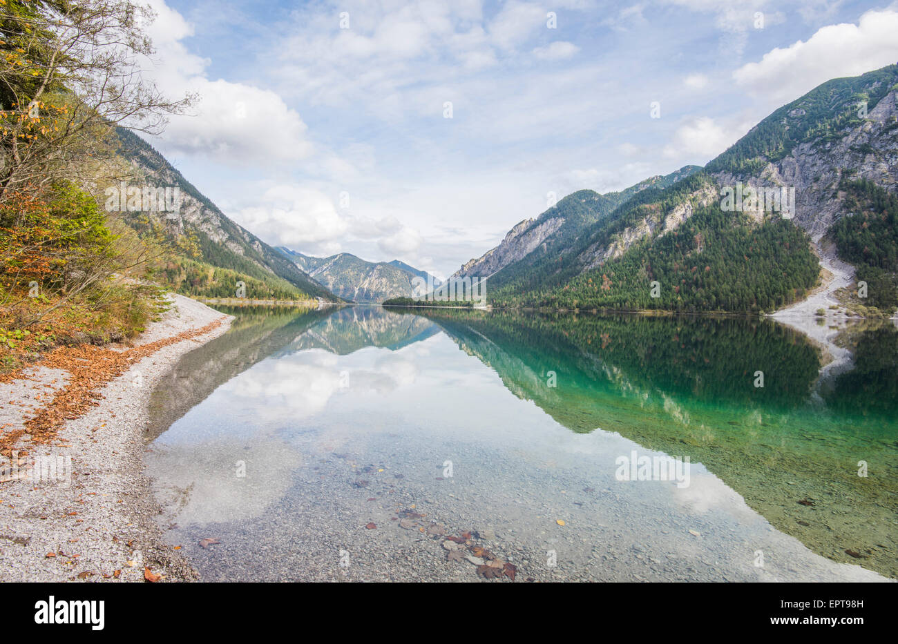 Paysage de l'eau claire d'un lac à l'automne, Plansee, Tirol, Autriche Banque D'Images