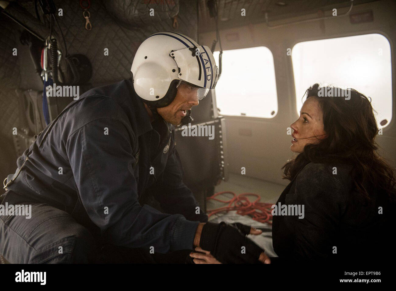 San Andreas est une aventure-action film catastrophe réalisé par Brad Peyton. Cette photo est pour un usage éditorial uniquement et est l'auteur de la société film et/ou le photographe attribué par le film ou la société de production et ne peut être reproduite que par des publications dans le cadre de la promotion du film ci-dessus. Un crédit obligatoire pour l'entreprise de film est nécessaire. Le photographe devrait également être portés lorsqu'il est connu. Banque D'Images