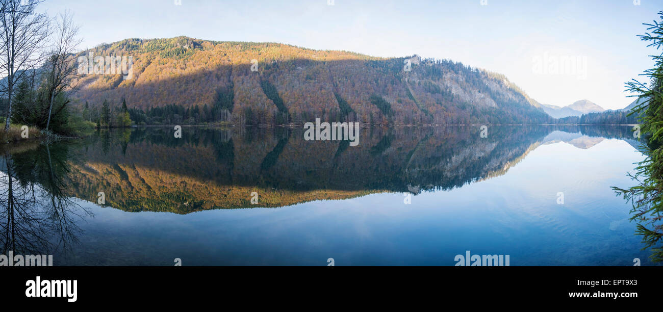 Paysage avec la réflexion dans le lac en automne, Langbathsee, Autriche Banque D'Images