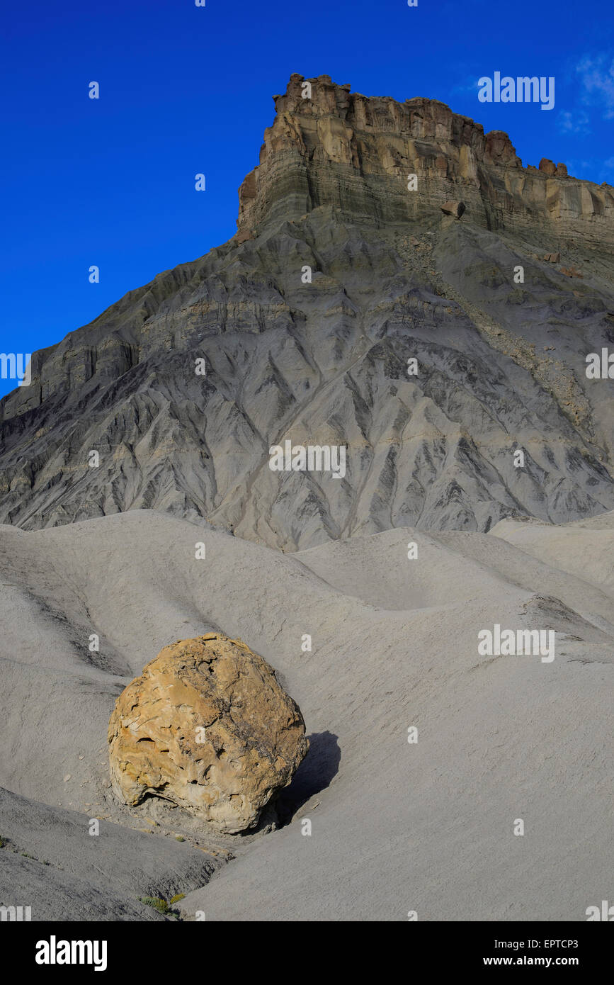 Factory Butte, San Rafael Swell, 'badlands' du haut des collines bleu, Utah USA Banque D'Images