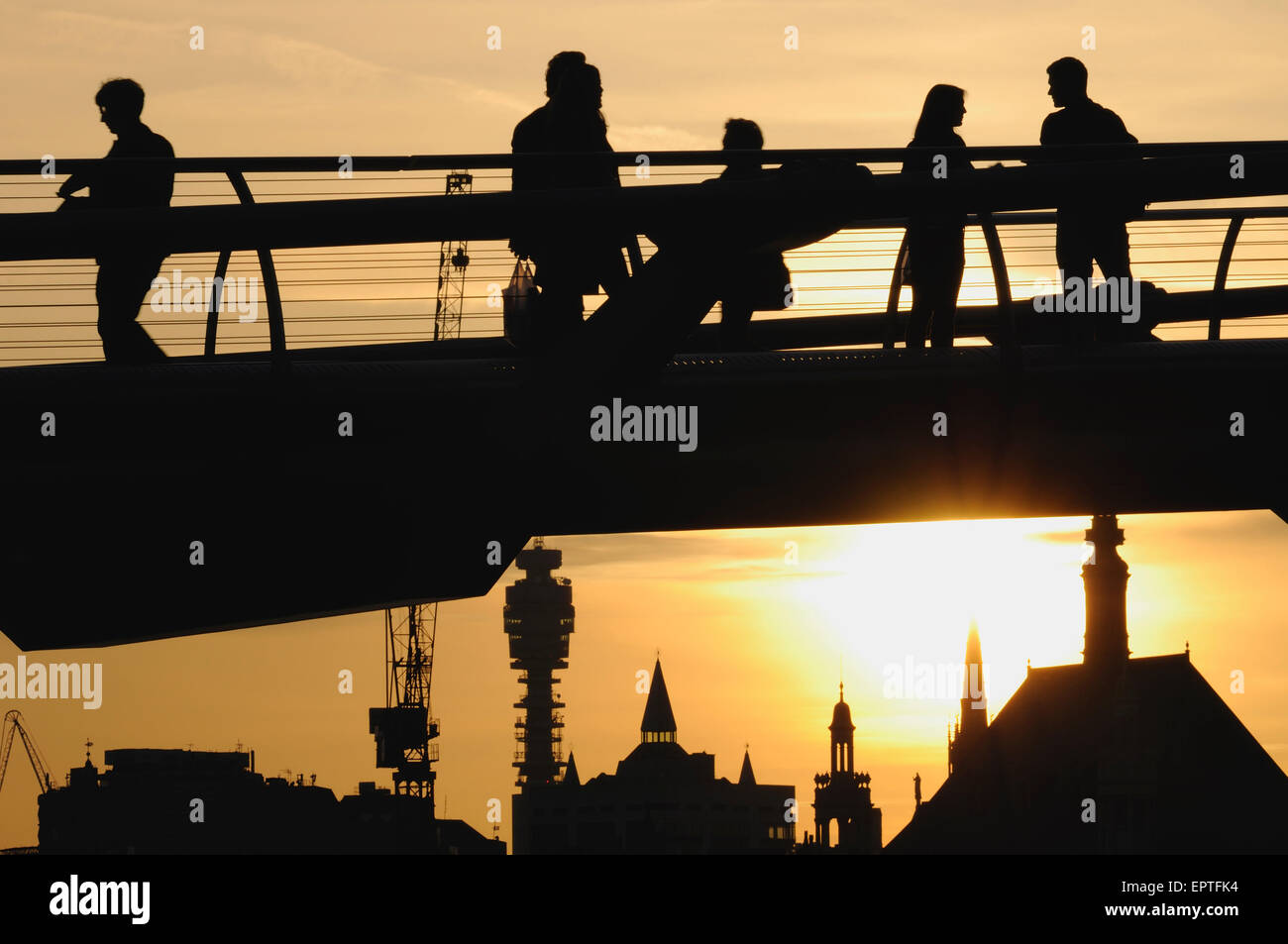 Les piétons en silhouette sur le Millennium Bridge, Londres, au coucher du soleil Banque D'Images