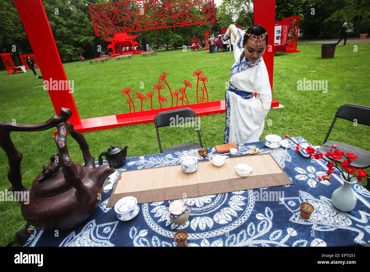 Berlin, Allemagne. 21 mai, 2015. Un plateau de thé à l'art de l'artiste affiche les visiteurs au cours de l'événement culturel "l'expérience" de la Chine dans les jardins du monde à Berlin, Allemagne, le 21 mai 2015. Une série d'événements culturels nommé "Découvrez la Chine" a été lancé dans le quartier berlinois de jardins du monde, ainsi que d'autres lieux de la ville. Les points saillants comprennent food festival, semaine du film et défilé de carnaval. © Zhang Fan/Xinhua/Alamy Live News Banque D'Images