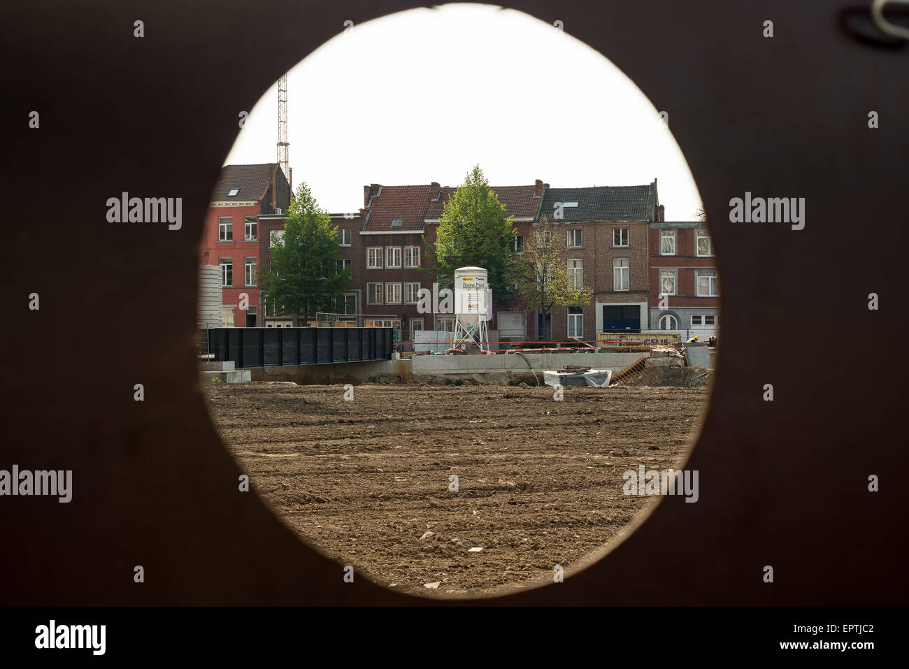 Site de construction à travers toute ronde en clôture Banque D'Images