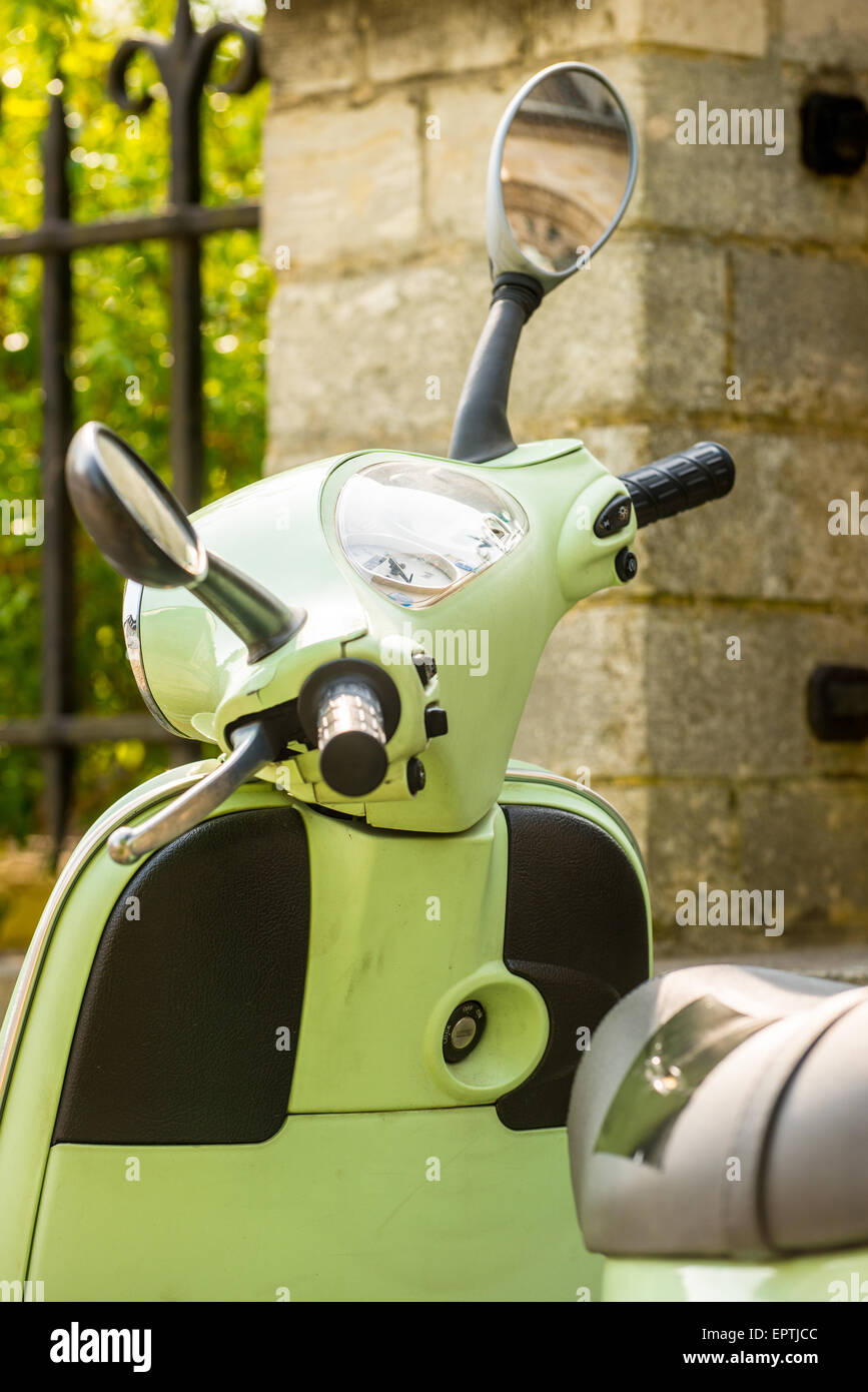 Scooter vert dans la rue ensoleillée Banque D'Images