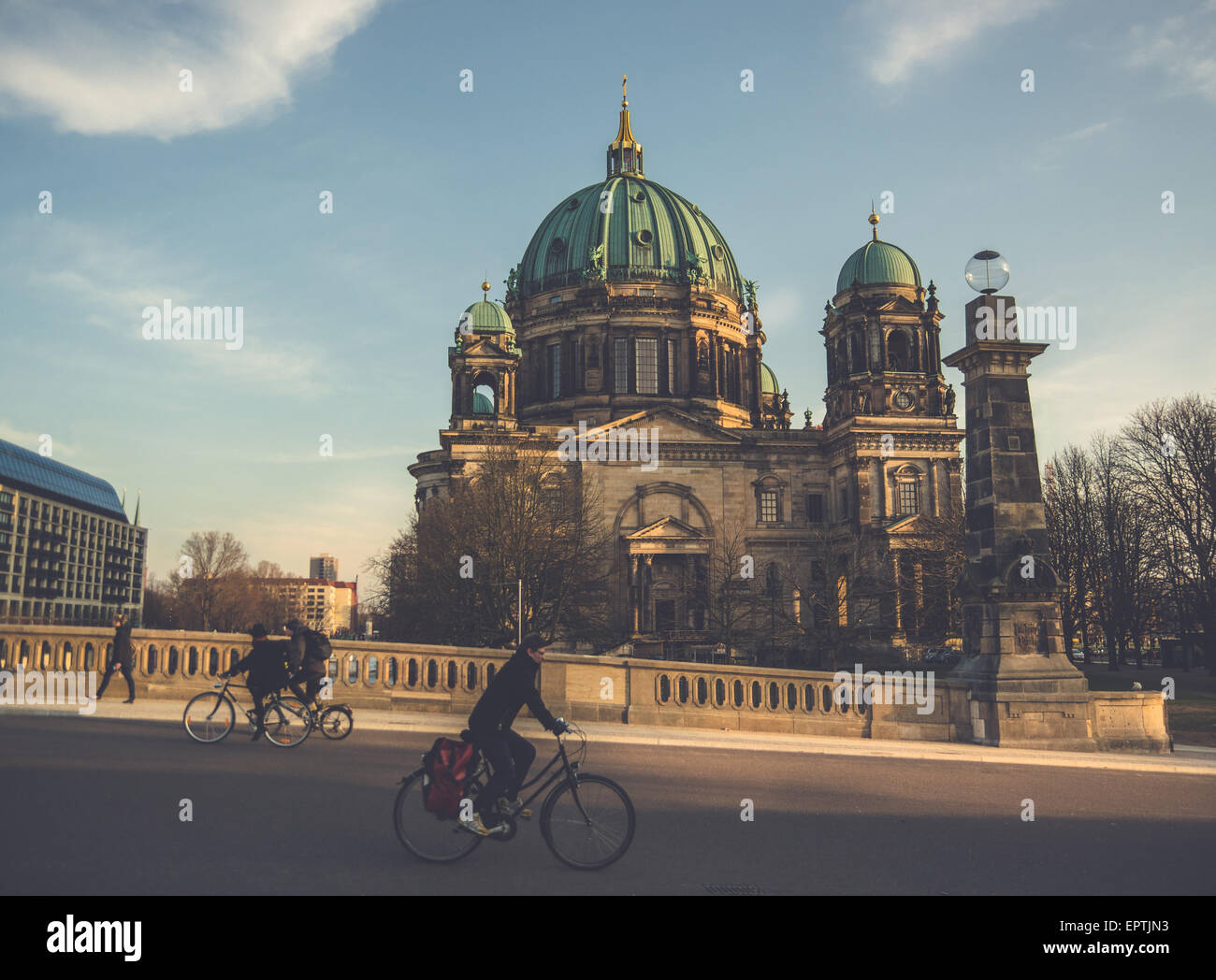La vie quotidienne des Berlinois avec le Berliner Dom magnifique dans l'arrière-plan au coucher du soleil. Berlin, Allemagne. Utilisez uniquement éditoriale Banque D'Images