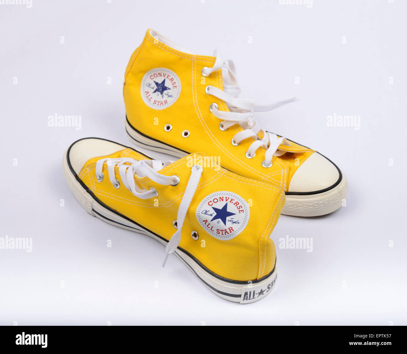 Converse Chuck Taylor All Jaune Star paire de chaussures Photo Stock - Alamy