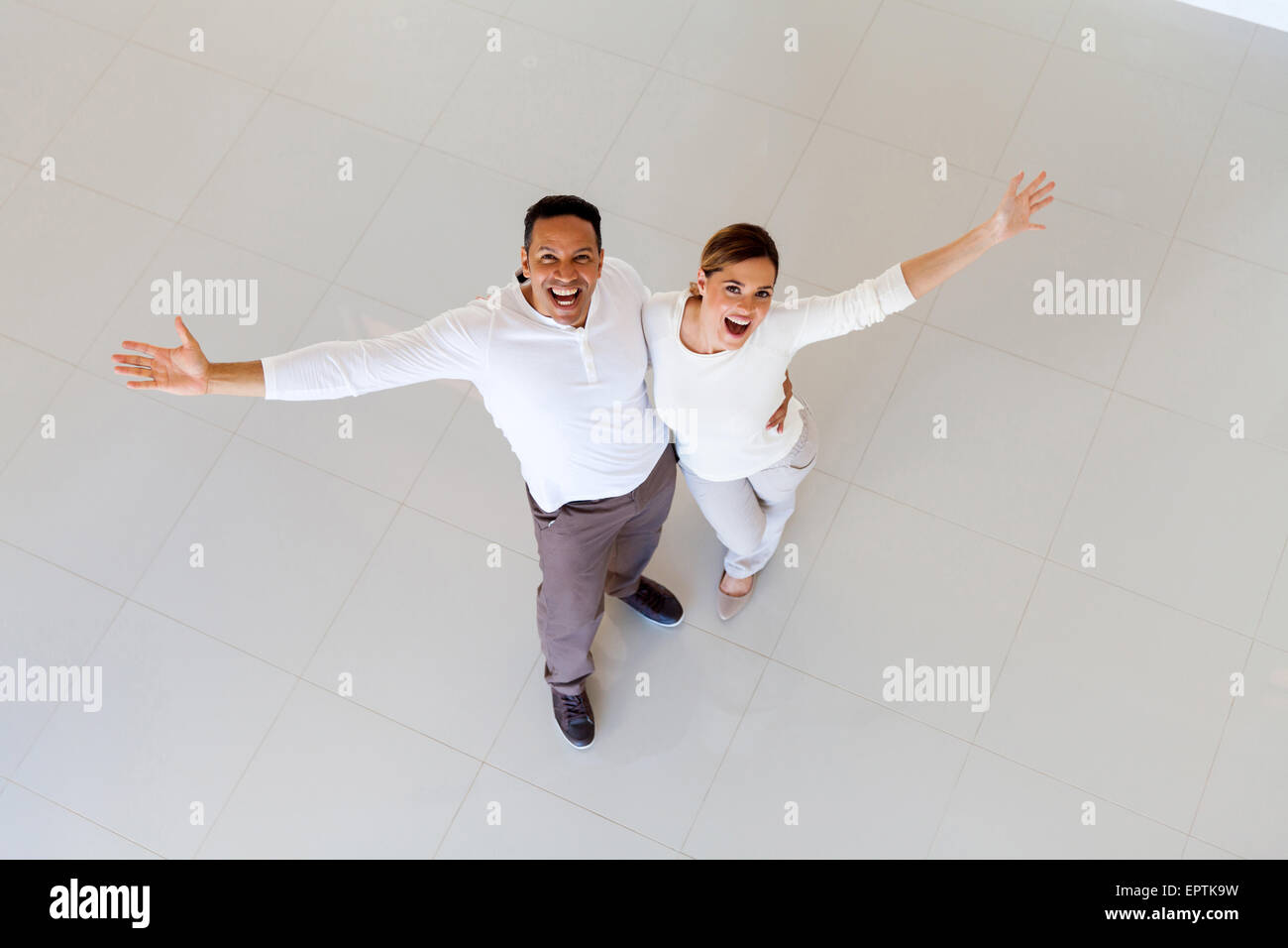 Vue de dessus de mid age couple dans leur nouvelle maison Banque D'Images
