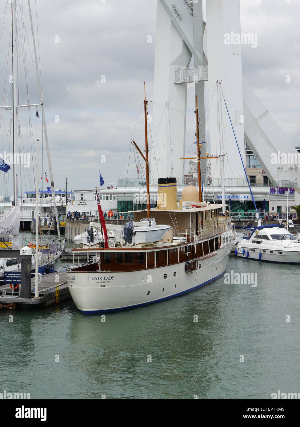 Les bateaux d'Burgess Fair Lady accosté à GUNWHARF QUAYS, Portsmouth, Angleterre Banque D'Images