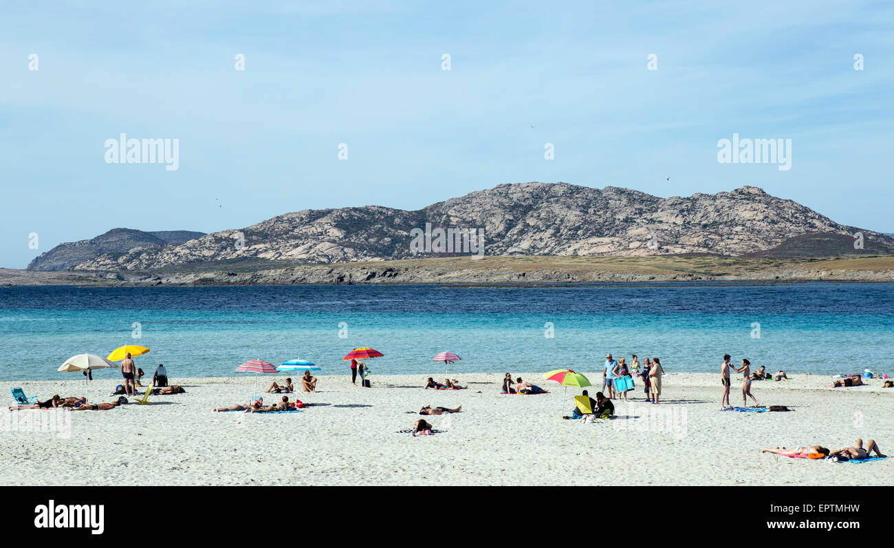 Des gens assis sur la plage de Stintino Sardaigne Italie Banque D'Images