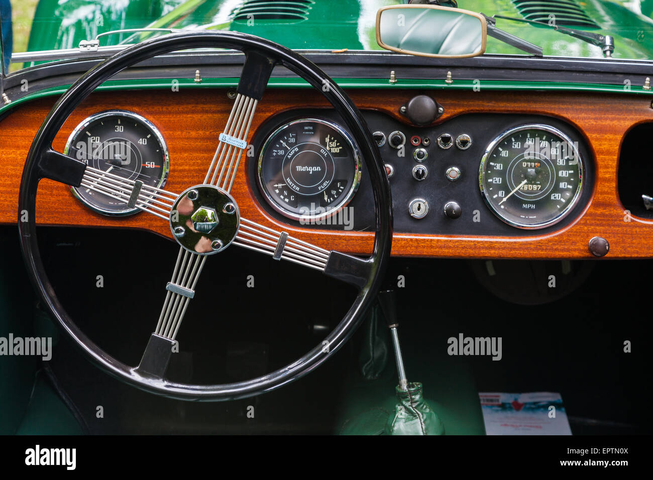 Tableau de bord d'un green morgan 4 voiture sport britannique à un spectacle à Vancouver Banque D'Images