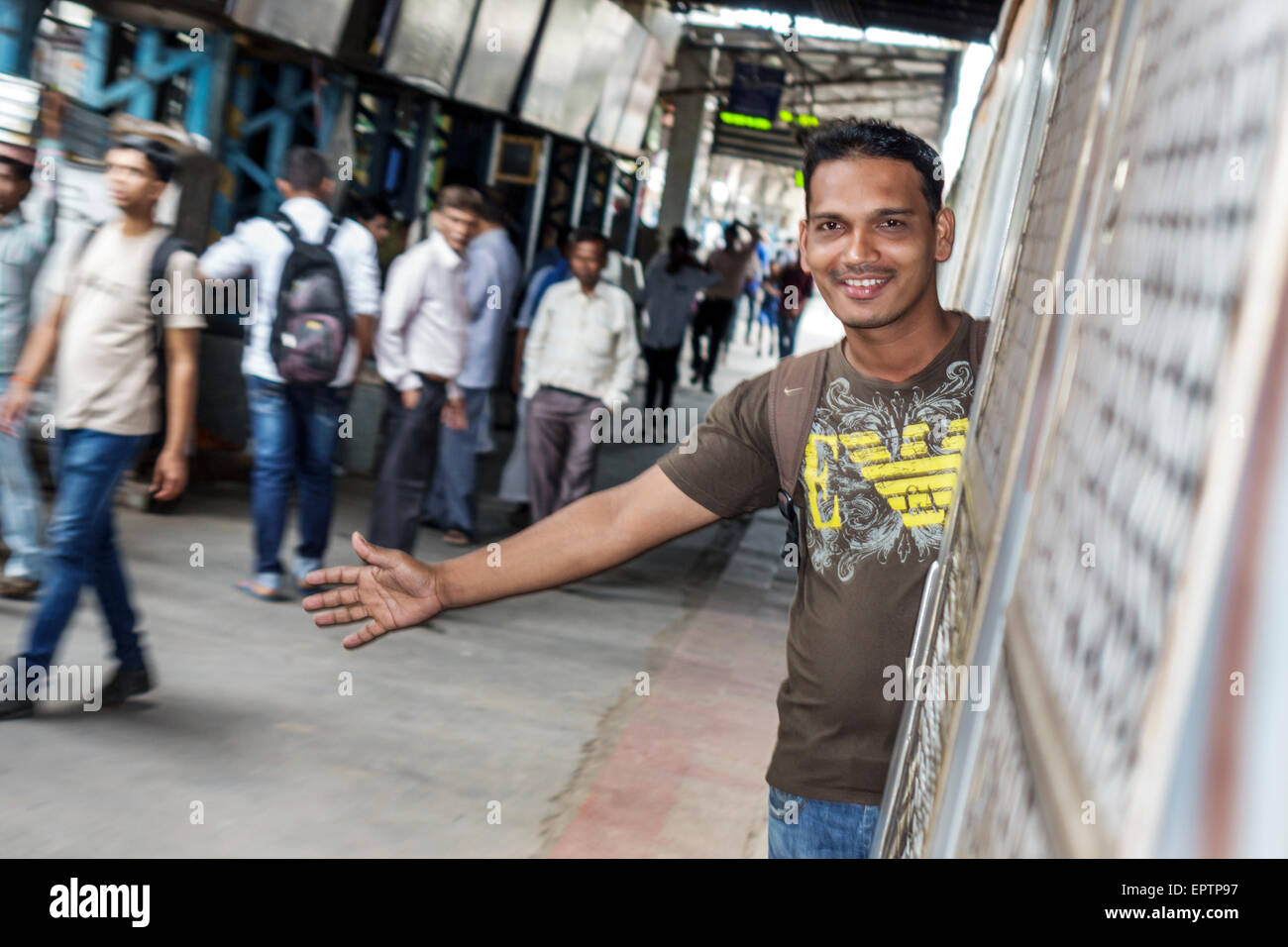 Mumbai Inde,Mumbai Central local Railway Station,Western Line,train,plate-forme,homme hommes,passager passagers rider riders,rider,pending out open do Banque D'Images