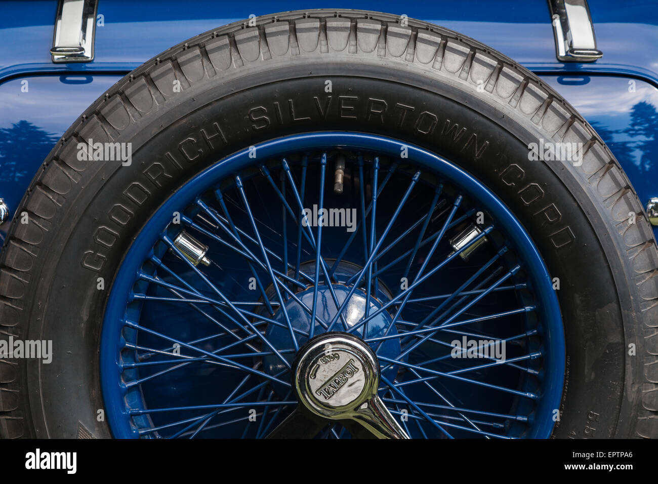 La Roue De Secours De La Vieille Voiture Ancienne Avec Le Miroir De Vue  Arrière Image stock - Image du brillant, caoutchouc: 75207345