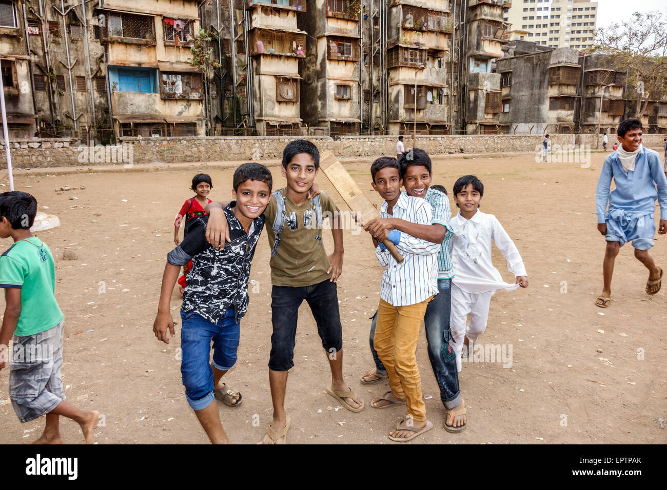 Mumbai Inde,Indien asiatique,Dharavi,Shahu Nagar Road,taudis,terrain de terre,terrain de cricket,garçons garçons lad lads gamin enfants enfants enfants, amis,jouer,ba Banque D'Images