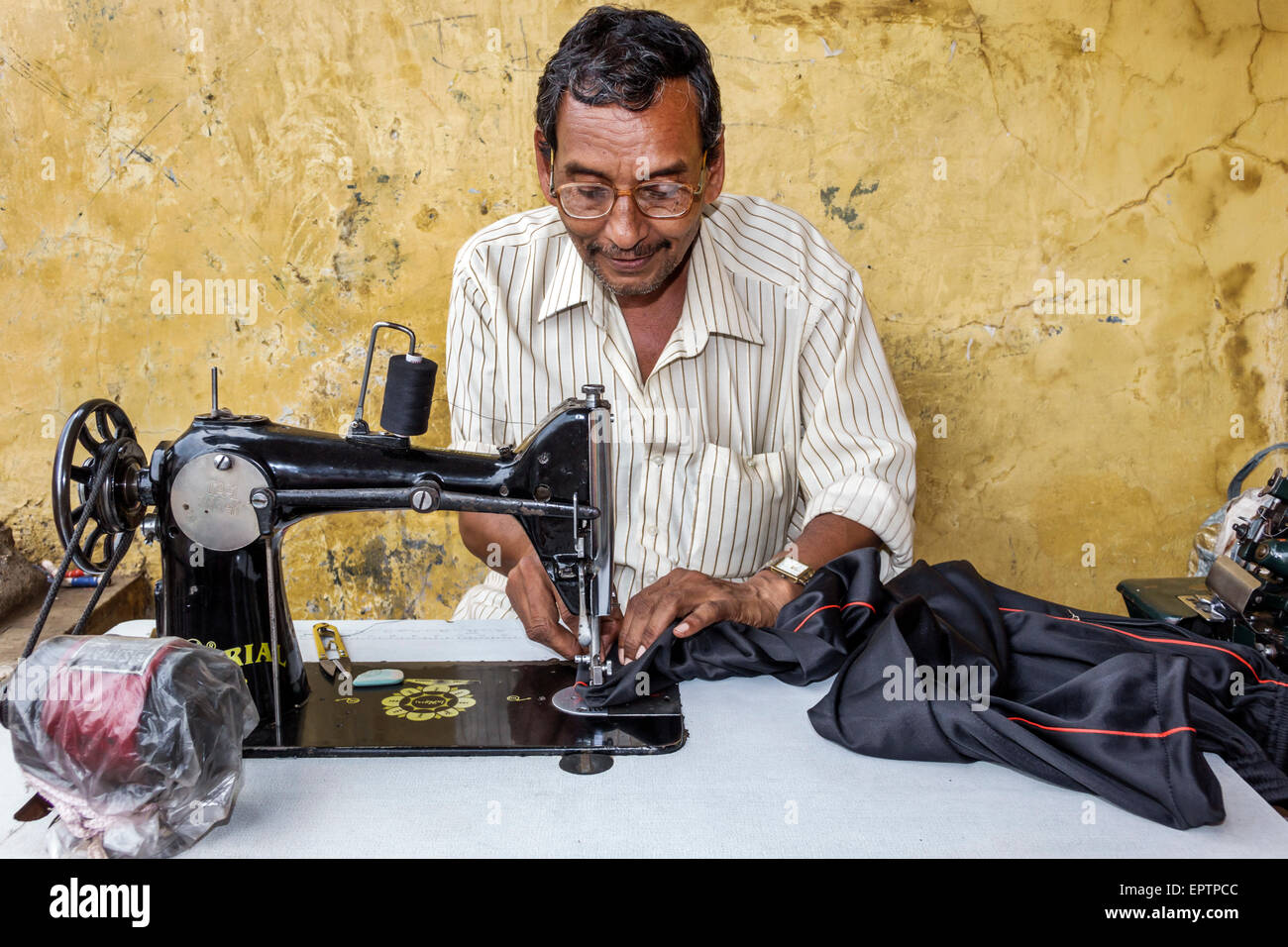 Mumbai Inde,Dharavi,60 pieds route,homme hommes,tailleur,couturier,machine à coudre,travail,India150228045 Banque D'Images