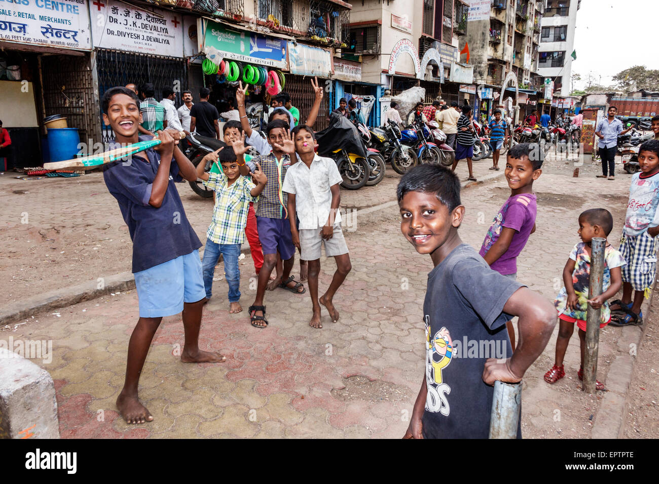 Mumbai Inde,Indien asiatique,Dharavi,60 Feet Road,taudis,faible revenu,pauvres,pauvreté,garçons garçons lad lads gamin enfants enfants enfants,amis,jouer,cricket,bat Banque D'Images