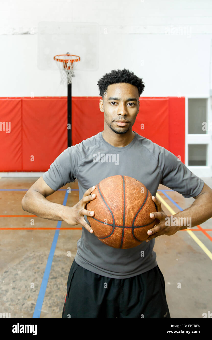 Afro-attrayant joueur américain de basket-ball à l'intérieur d'un gymnase Banque D'Images