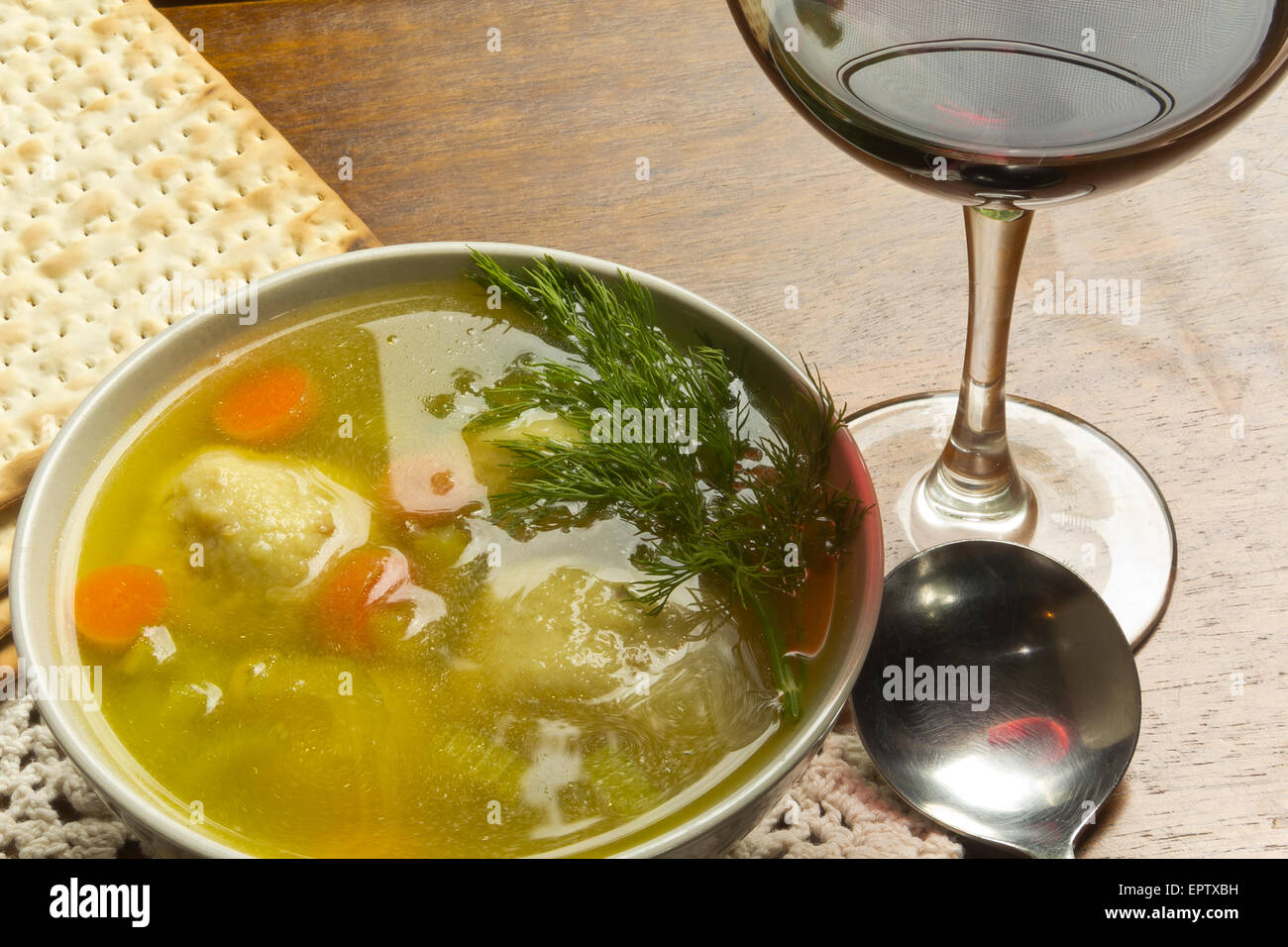 Boule Matzoh délicieux craquelins soupe avec du vin et de l'aneth Banque D'Images