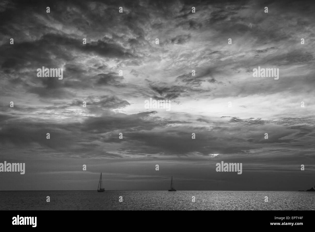 Deux bateaux au crépuscule. Banque D'Images
