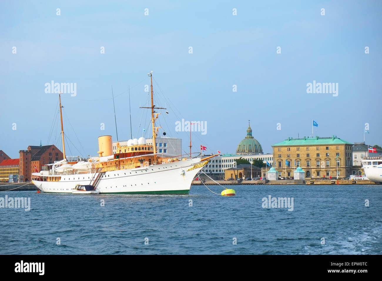 Le navire Royal de la reine danoise est dans le port en face de Amalienborg à Copenhague, Danemark. Banque D'Images