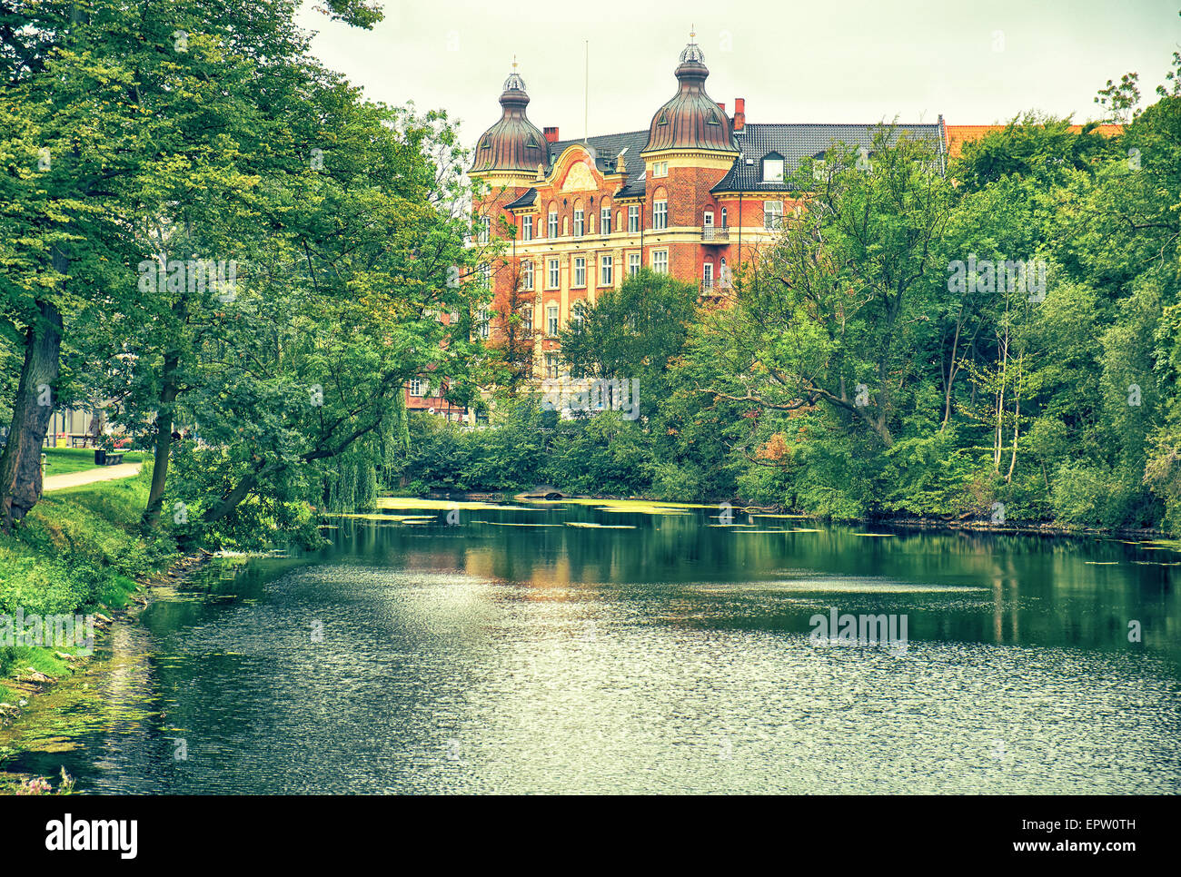 Le coin de Gronningen et Esplanaden vu du pont sur le large fossé entourant le Kastellet à Copenhague, Denma Banque D'Images