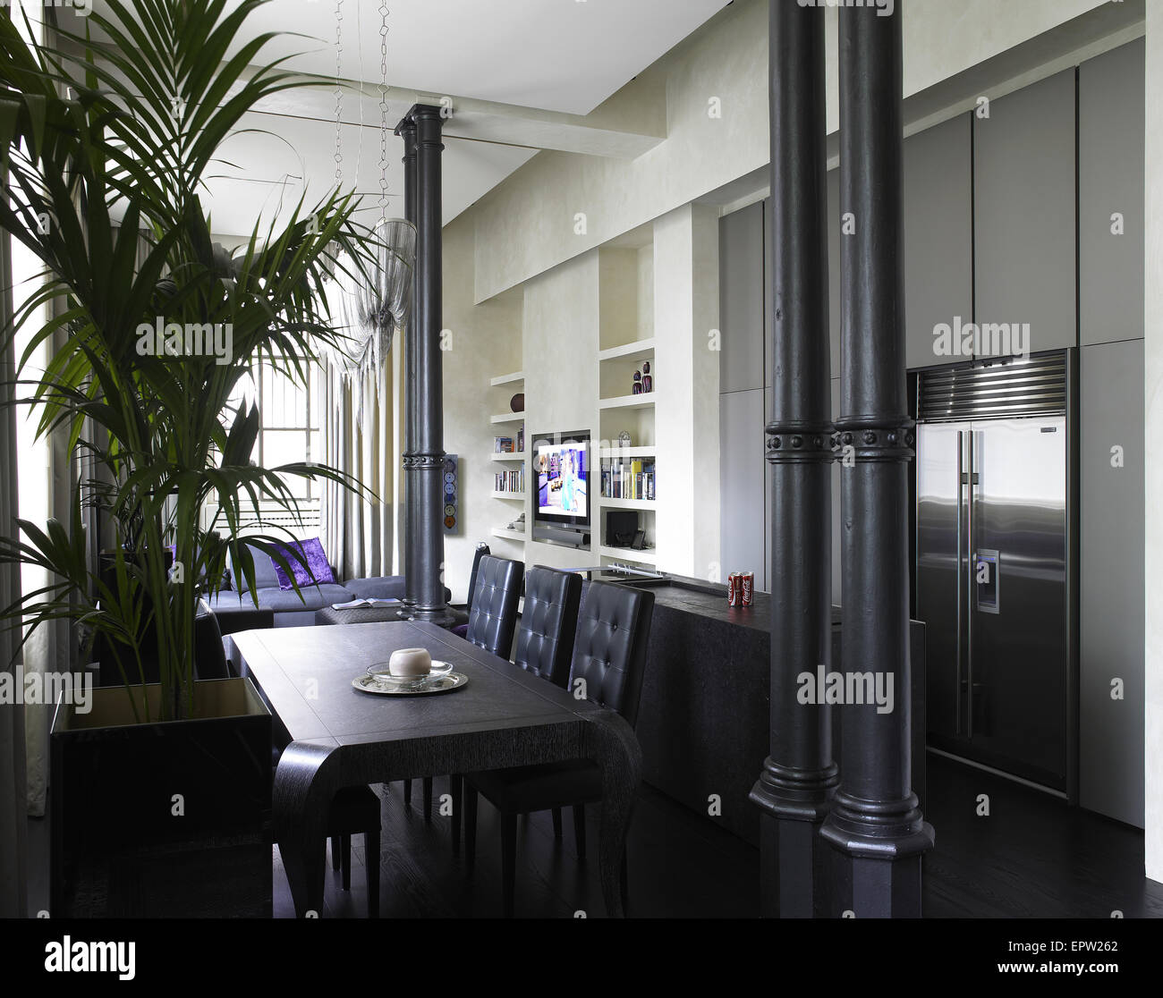 Salon élégant dans une maison contemporaine en Italie avec un Ipad sur la table Banque D'Images