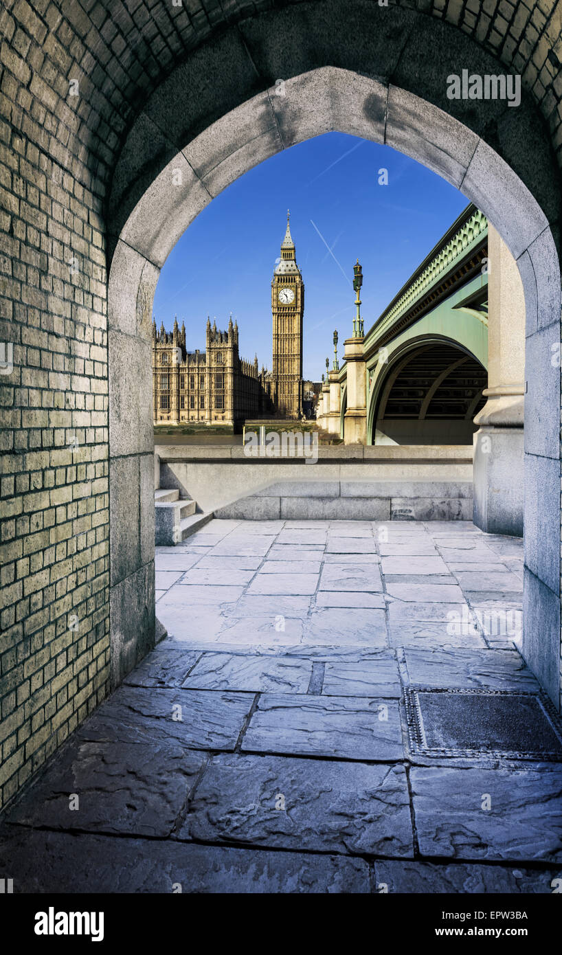 Vue de Big Ben à travers le tunnel pour piétons au coucher du soleil, Londres. Banque D'Images