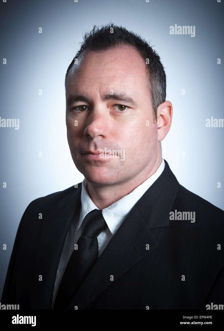 Caucasian businessman de 40 ans isolé sur fond gris Banque D'Images