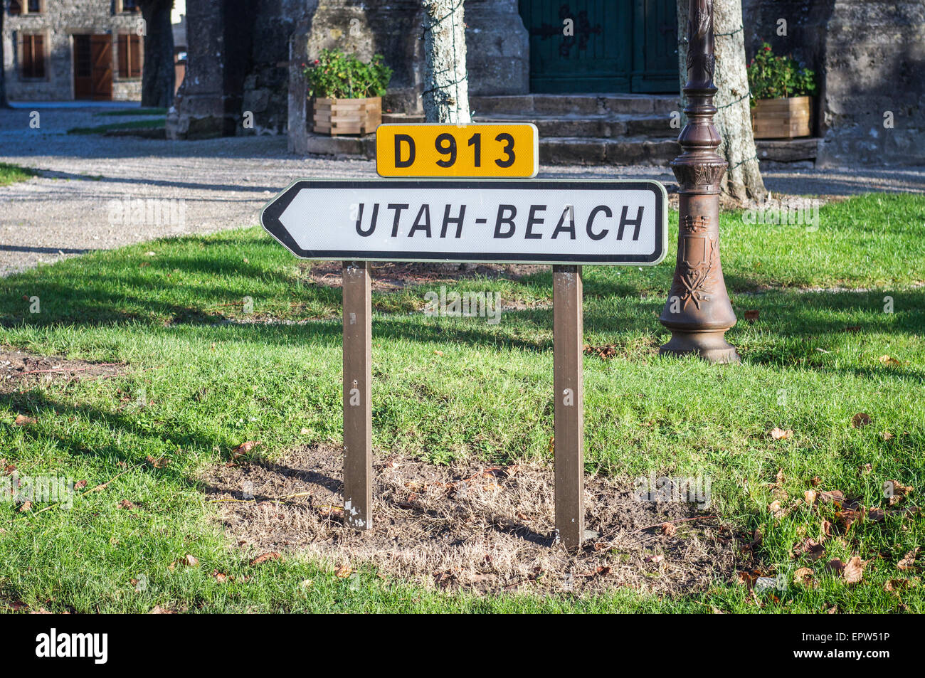 Signer pour le D-913 route dans un village français en Normandie indiquant la direction de l'Utah Beach, la plage du débarquement de la Seconde Guerre mondiale. Banque D'Images