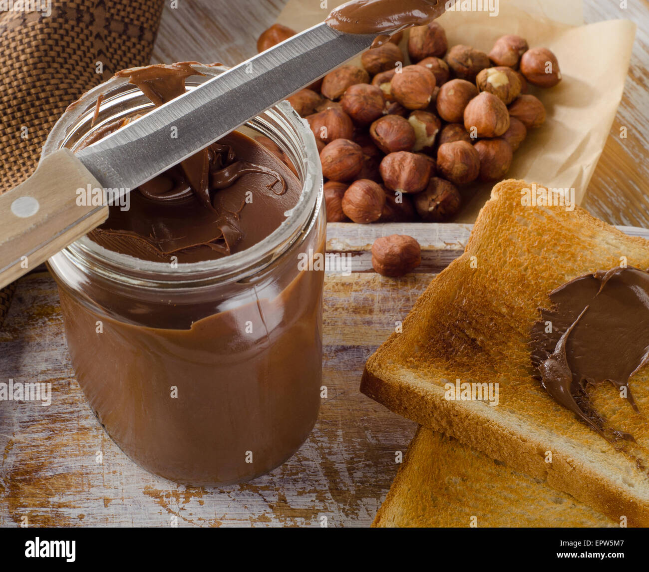 Griller le pain et pot de chocolat à tartiner. Banque D'Images